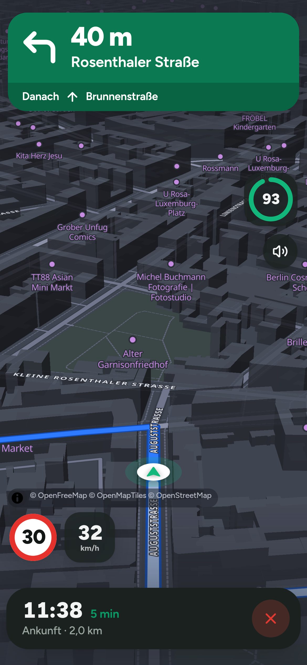 Maplify-Navigation mit Abbiegehinweis, Tempolimit 30 und Fahrt-Score 93